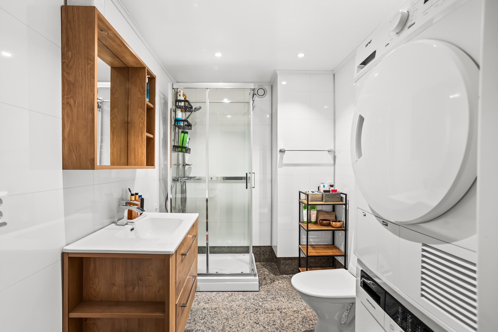 Badet i underetasjen er utstyrt med dusjkabinett og har opplegg for vaskesøyle. Galleribilde