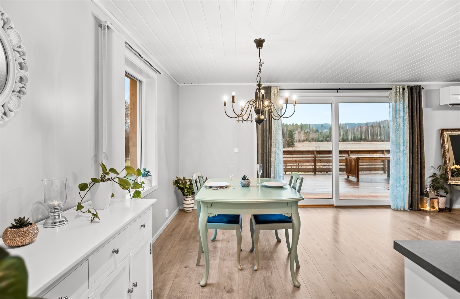 Spisestuen har god plass til et stort spisebord for hyggelige sammenkomster. Galleribilde