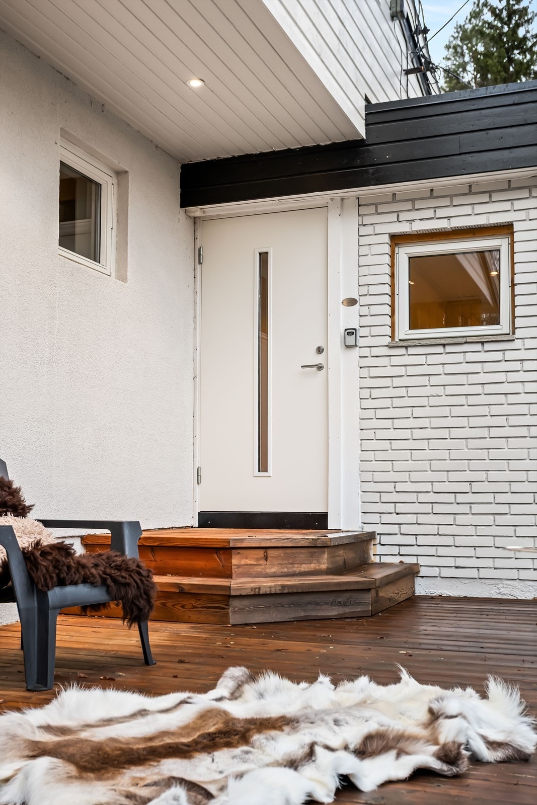 Detalj av hovedinngangen med moderne ytterdør. Galleribilde