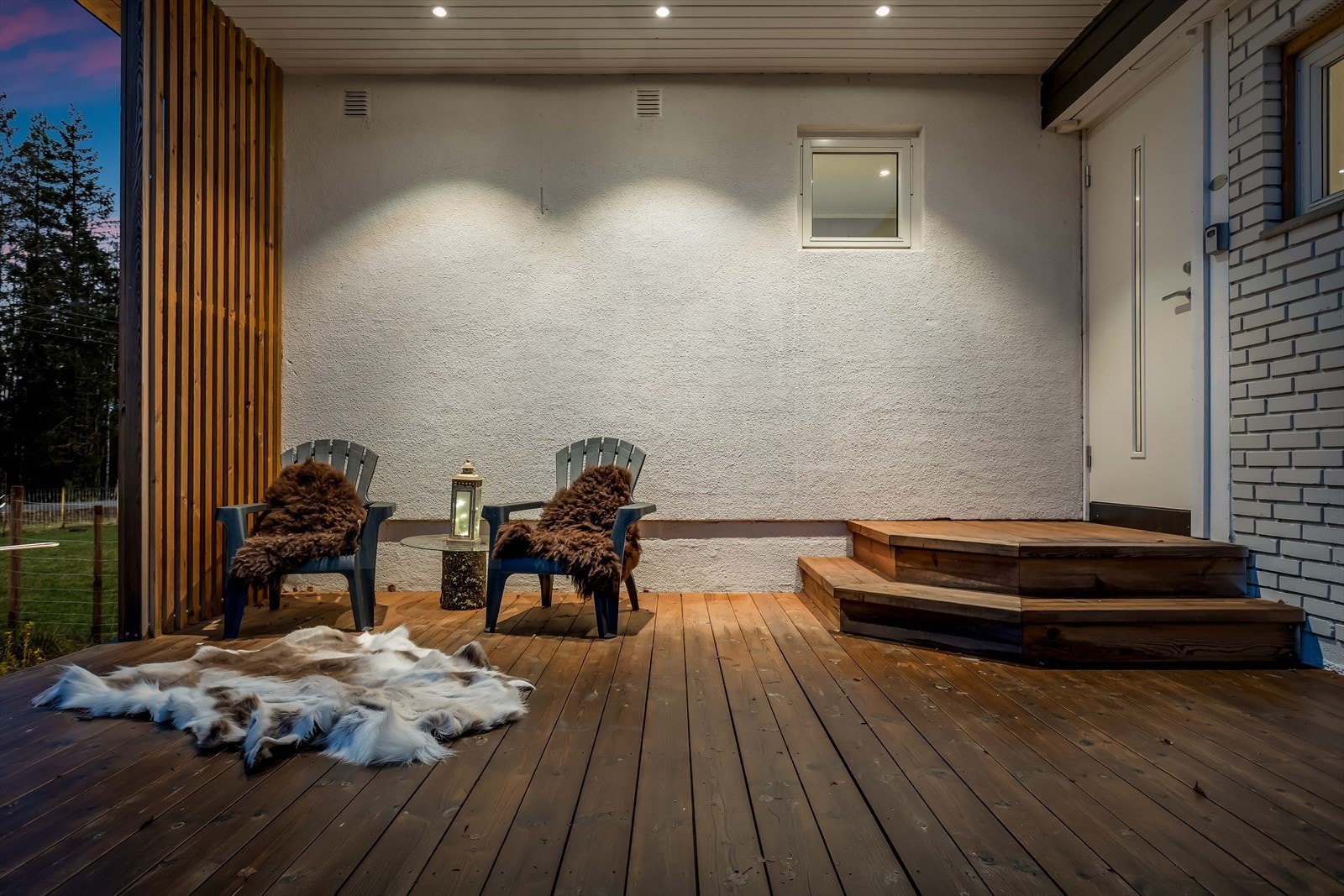 Downlights i taket gir god belysning på uteplassen om kvelden. Galleribilde