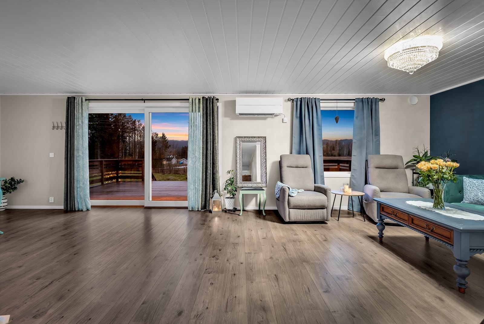 Utsikt fra stuen mot terrassen og naturen utenfor. Galleribilde