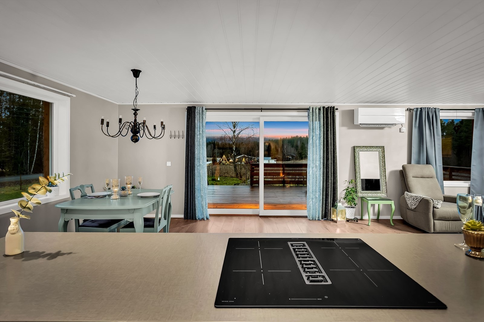 Platetopp med integrert ventilator i kjøkkenøya gir en effektiv og diskret løsning. Galleribilde