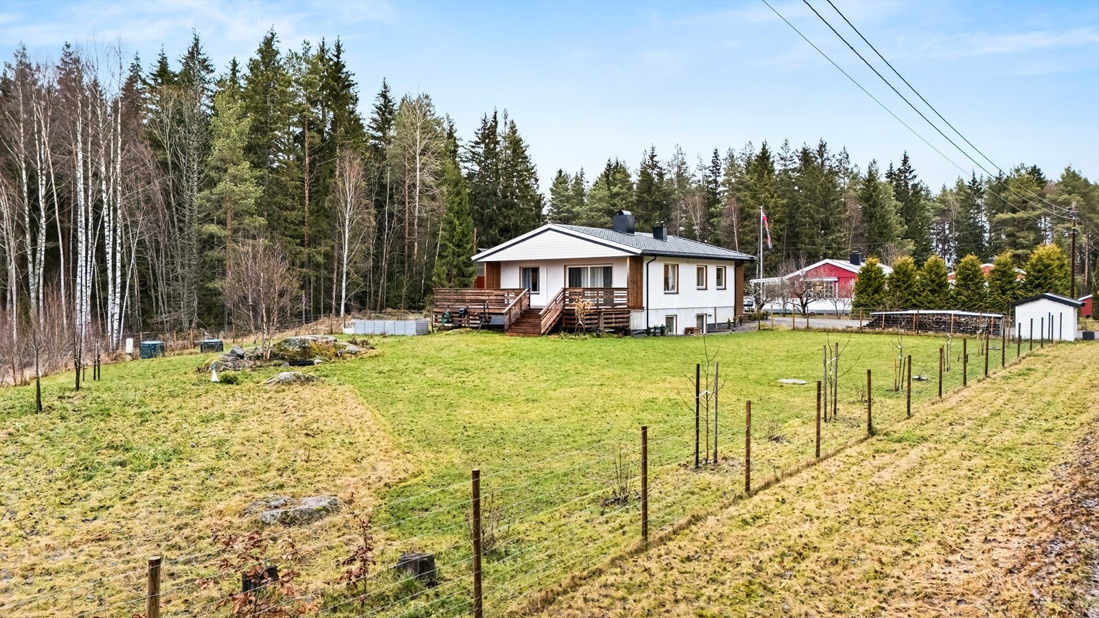 Eiendommen har en stor hage med plen og ligger usjenert til. Galleribilde