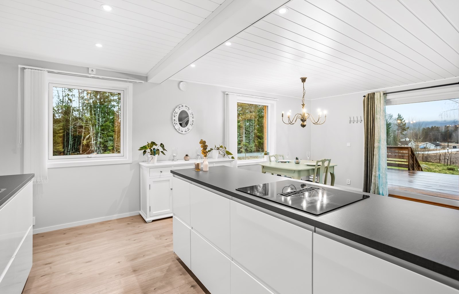 Fra kjøkkenet er det åpen sikt mot spisestuen og utgangen til terrassen. Galleribilde