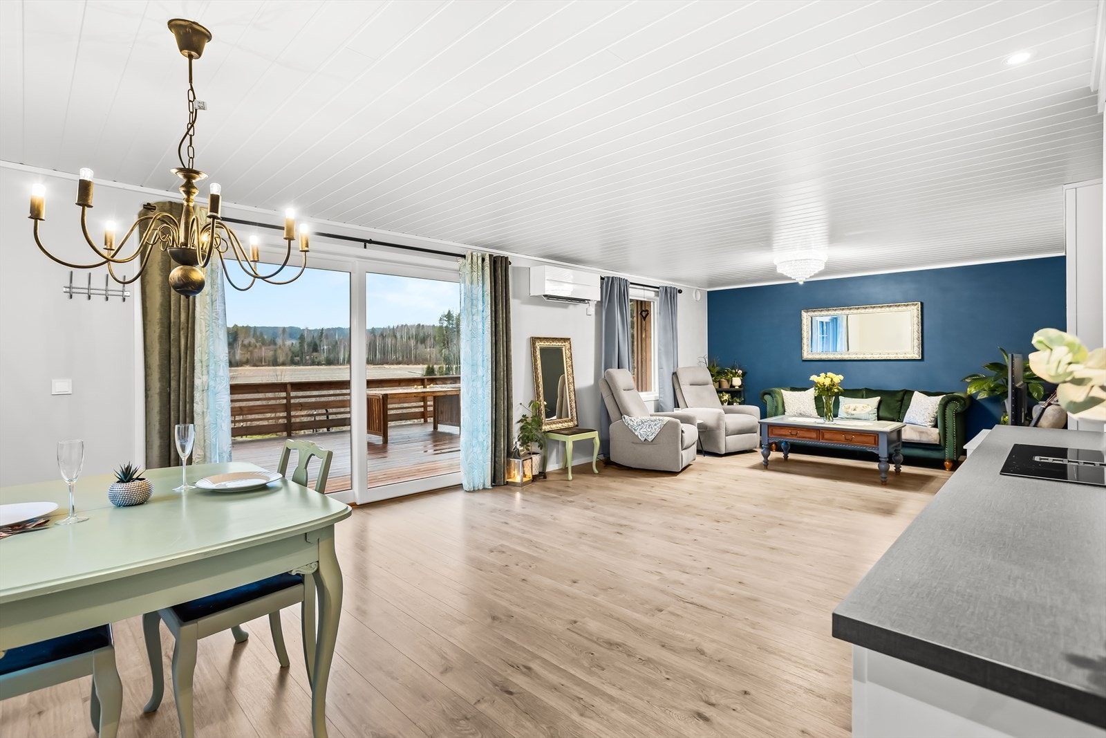 Stuen og spisestuen utgjør et stort og luftig rom med rikelig dagslys. Galleribilde