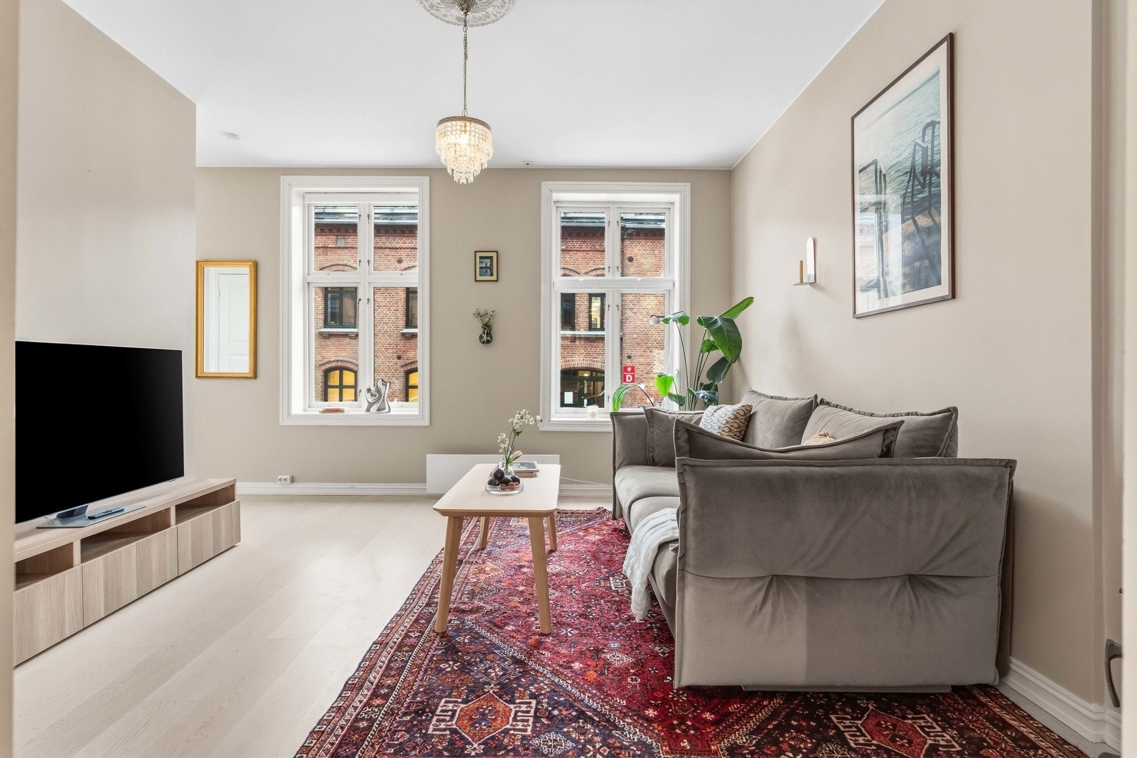 Leiligheten tar seg meget godt ut med store vinduer som slipper inn rikelig med lys Galleribilde