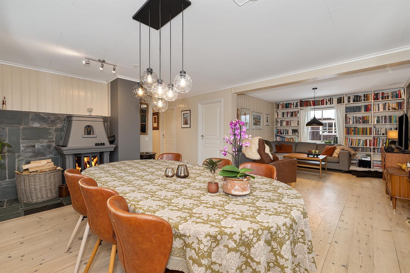 Stue innehar en peisovn som gir rikelig med varme. Her har du plass til flere sittegrupper. Galleribilde