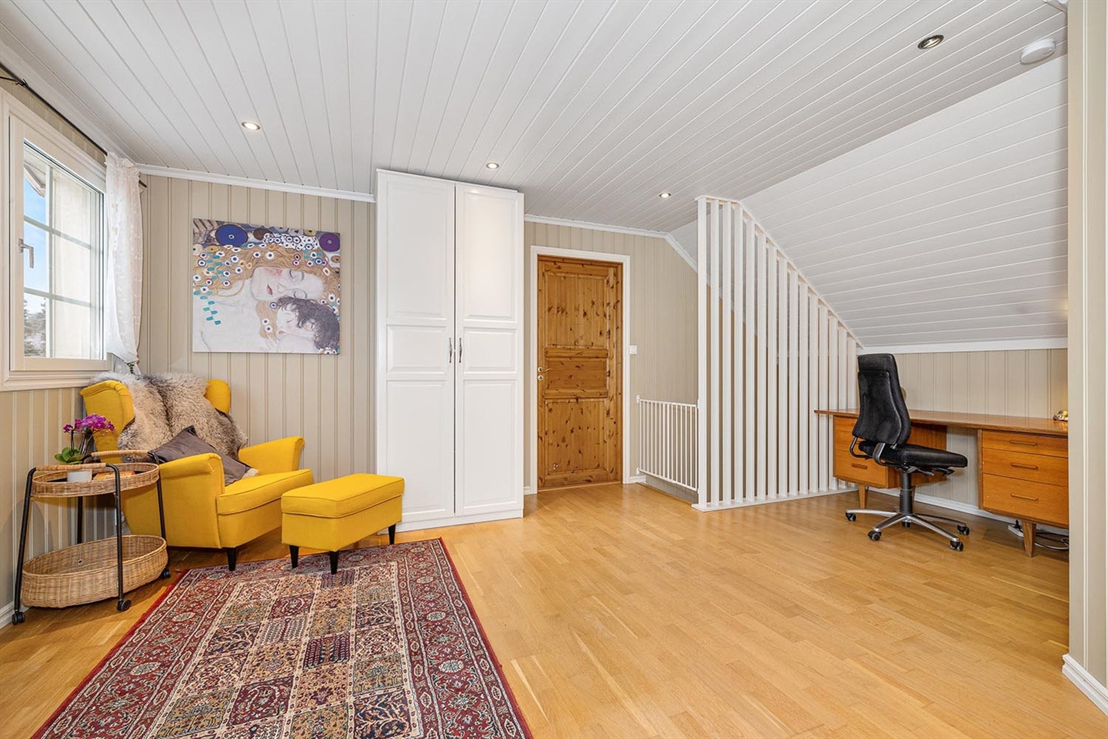 2.etasje: Her finner du en stue med plass sofa og tv-bord. Galleribilde