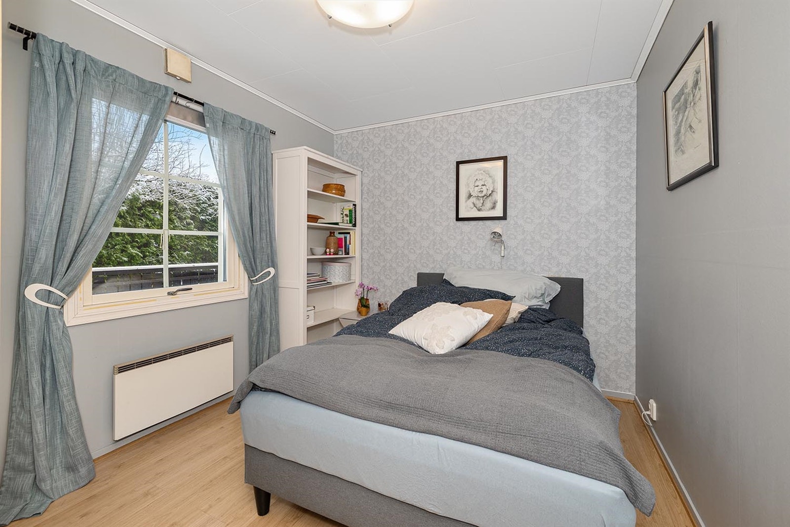 Boligen har totalt fire soverom, hvorav to ligger i første etasje. Galleribilde