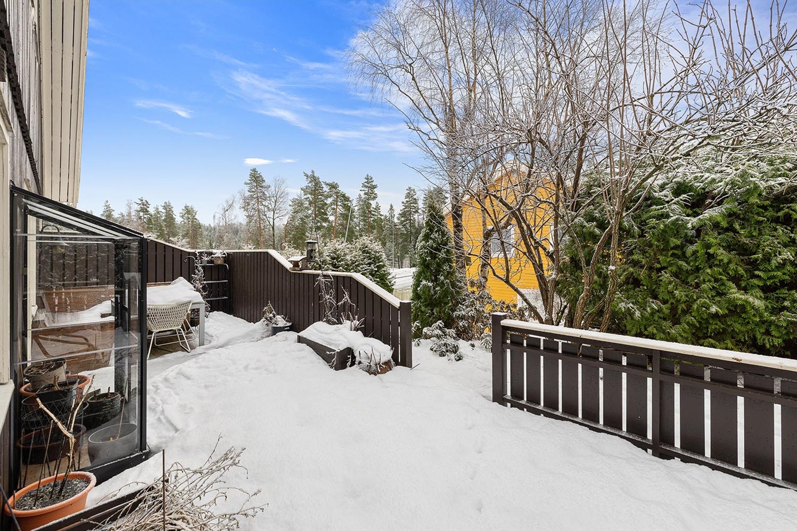 Fra kjøkkenet har du adkomst en terrasse med plass til sittegrupper og grill. Galleribilde