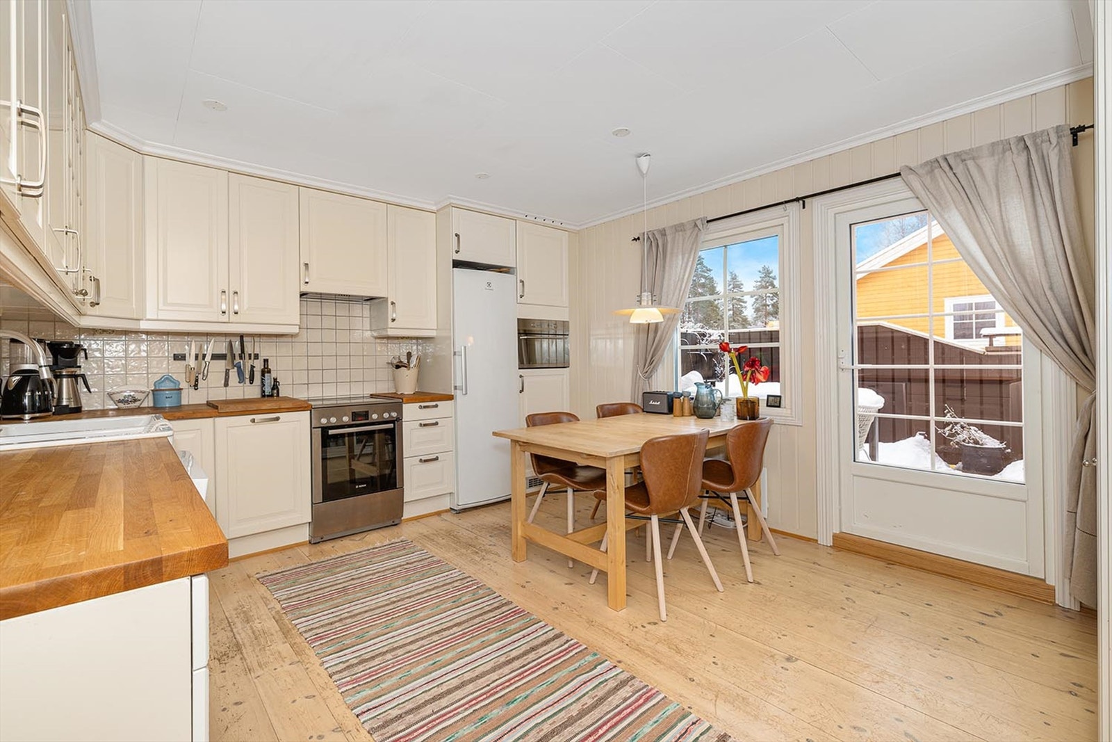 Lyst og romslig kjøkken med plass til spisegruppe. Det medfølger oppvaskmaskin, komfyr og kjøleskap. Galleribilde