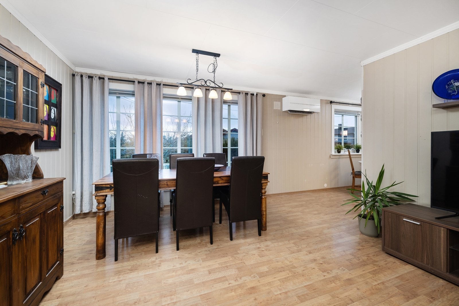 Det er skiftet vinduer i borettslagets regi, her er vedovn på kjøkkenet, peisovn i stue i tillegg til varmepumpe Galleribilde