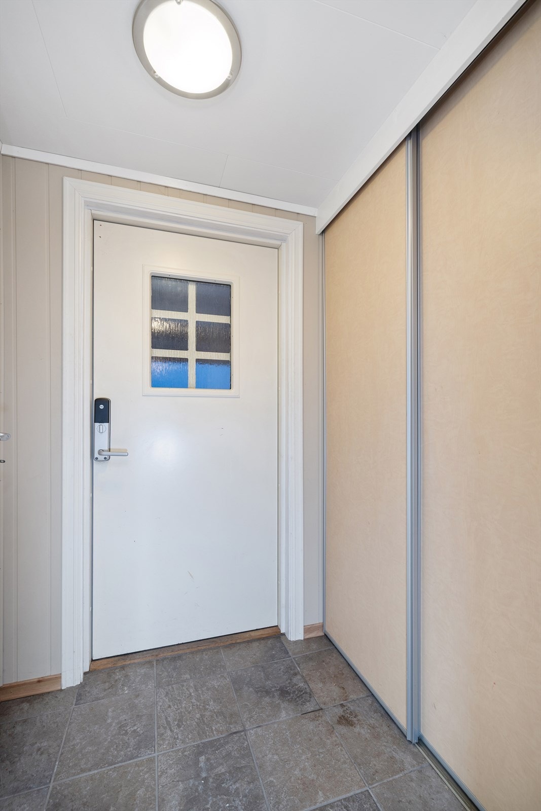 Velkommen inn i entreen med garderobeplass Galleribilde