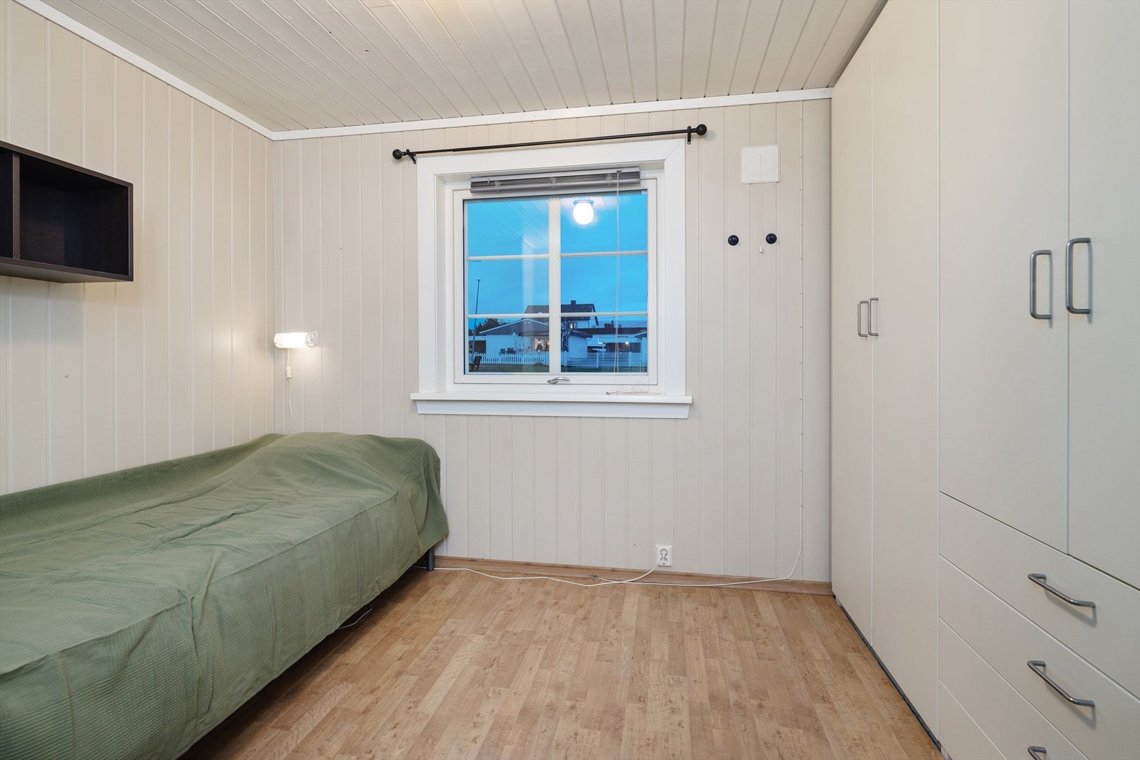 Soverom med garderobeskap Galleribilde