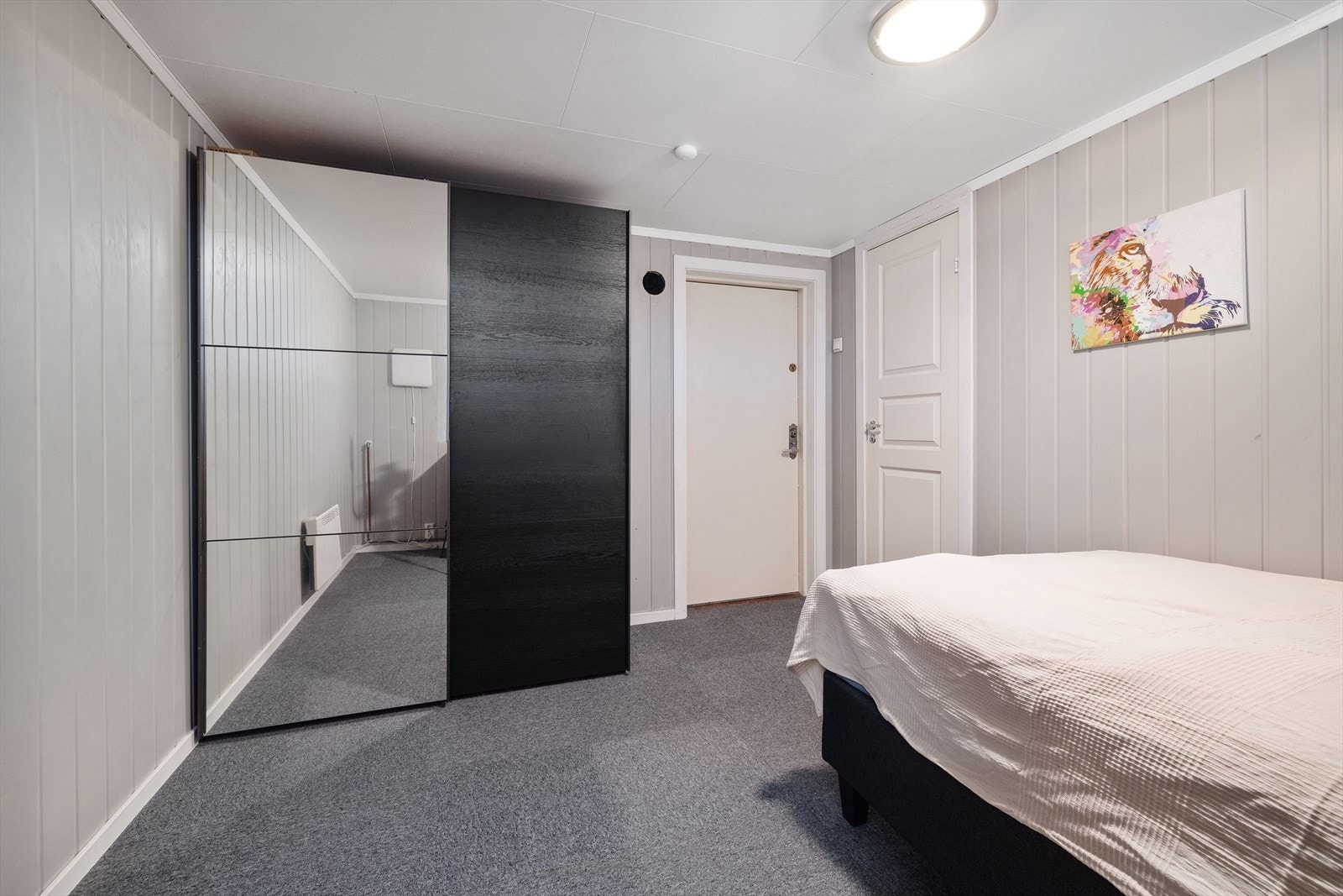 Her er teppe på gulv og garderobeskap på det 4 soverommet Galleribilde