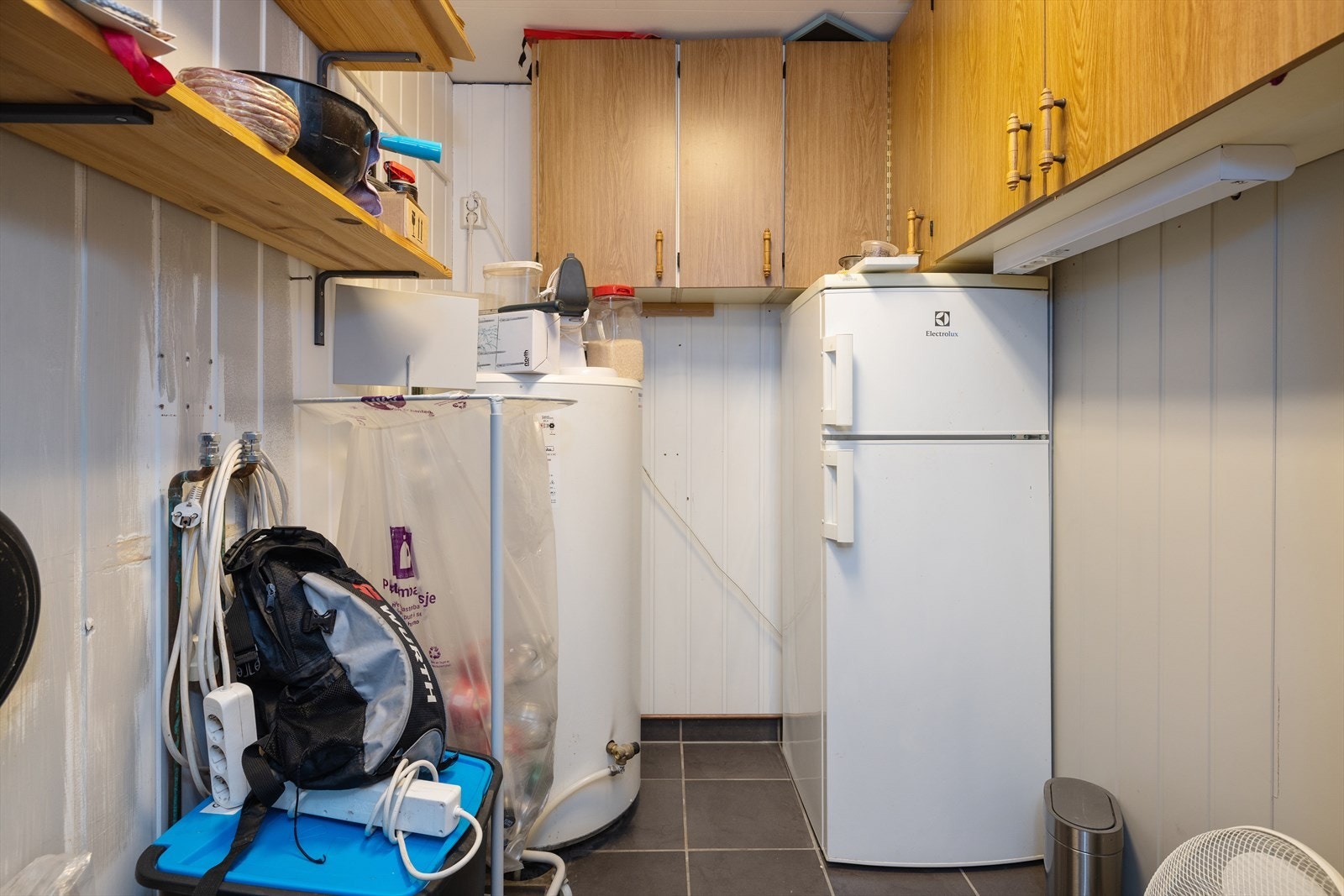 Bod med stor varmtvannsbereder og god lagringsplass Galleribilde