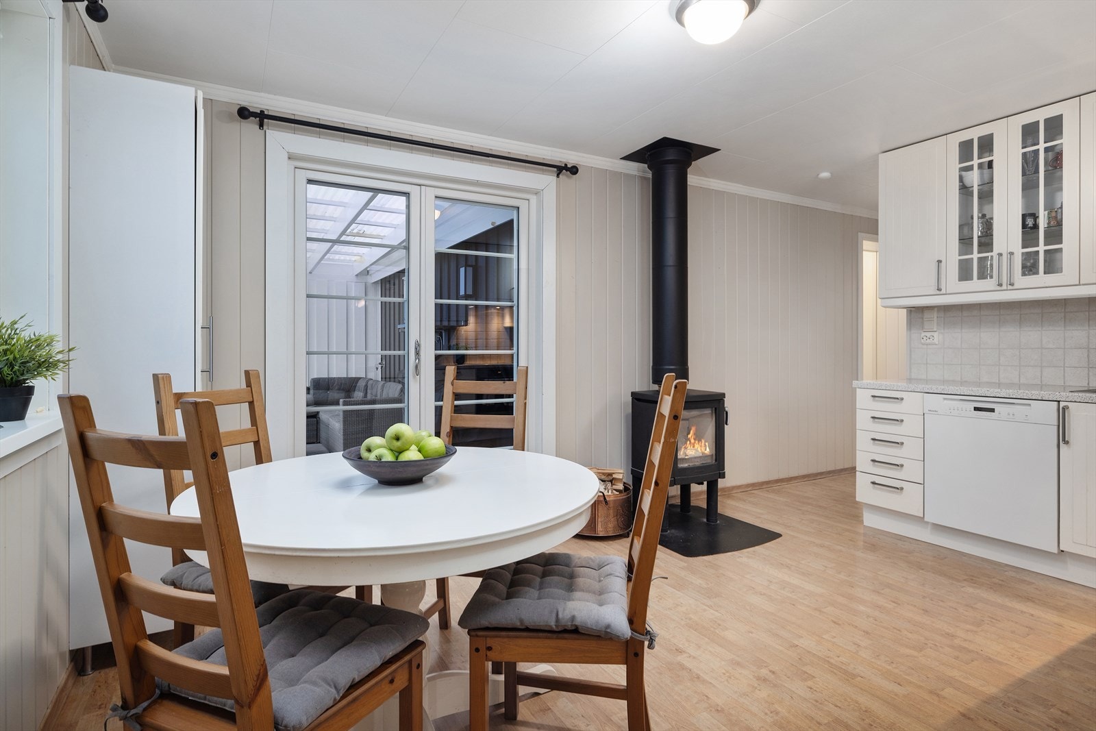 Hyggelig med spiseplass ved vinduene på kjøkkenet Galleribilde