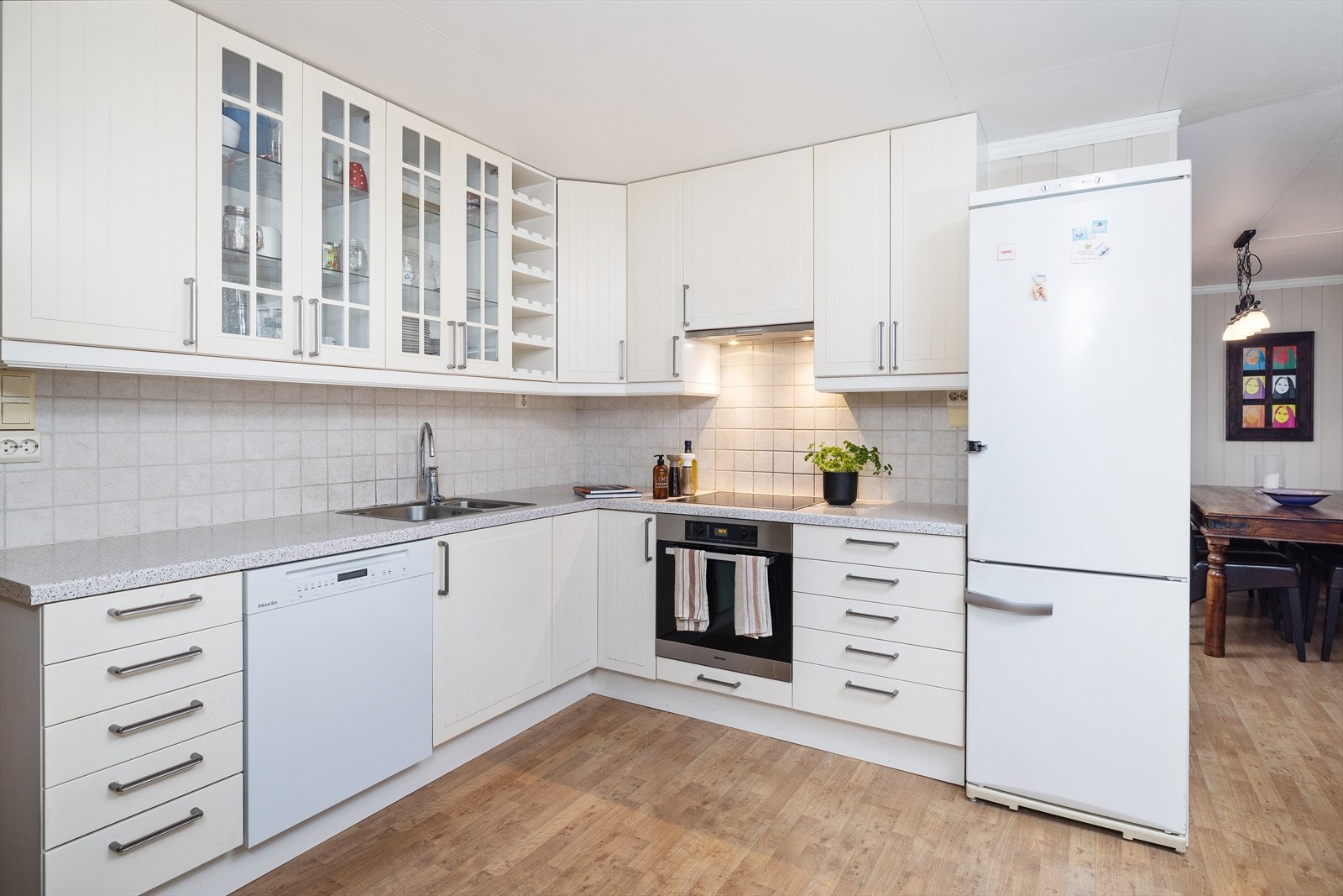 Takhøye skap, noen fronter med glass i dørene Galleribilde