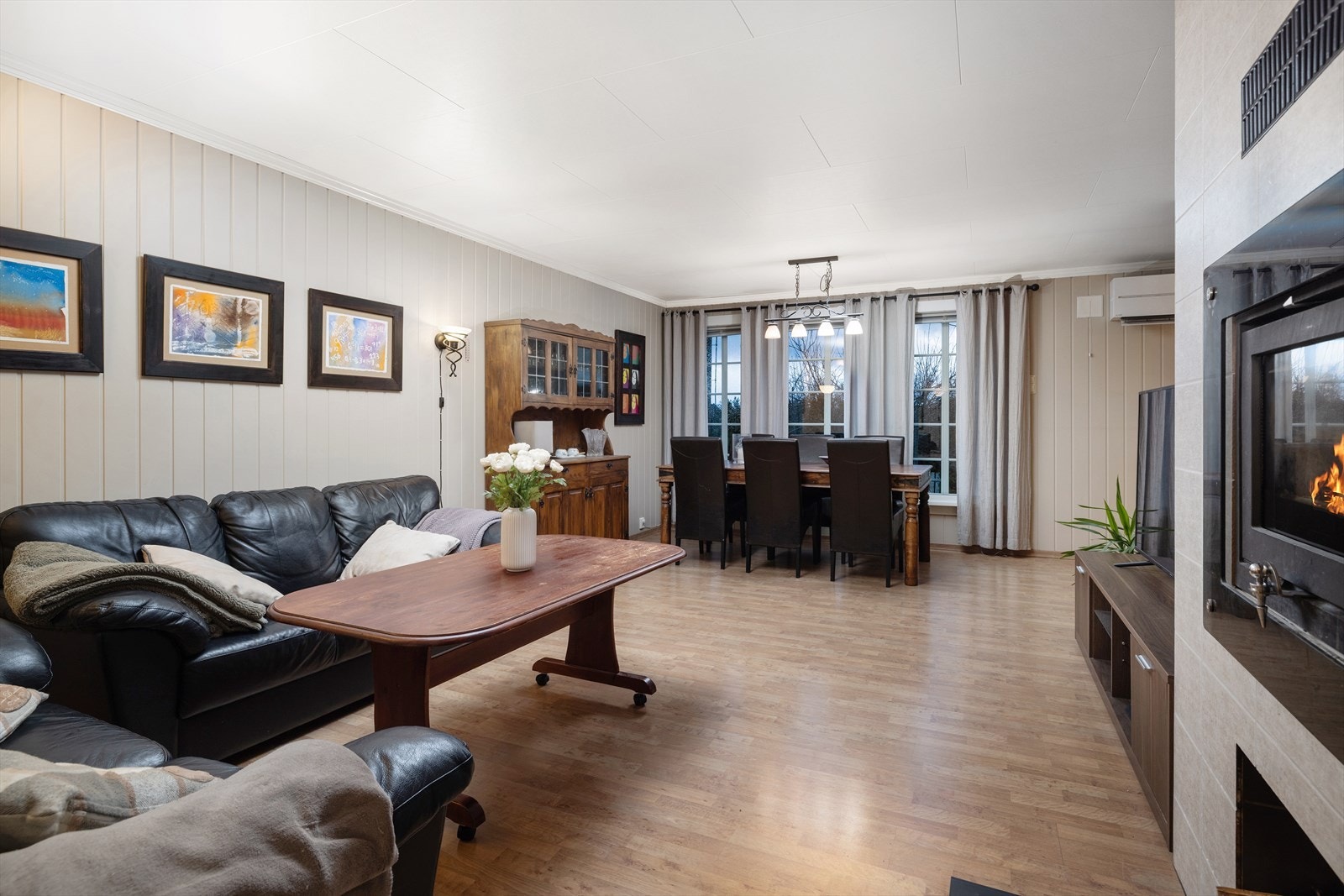 Lun og hyggelig stue, det er god gulv og veggplass Galleribilde