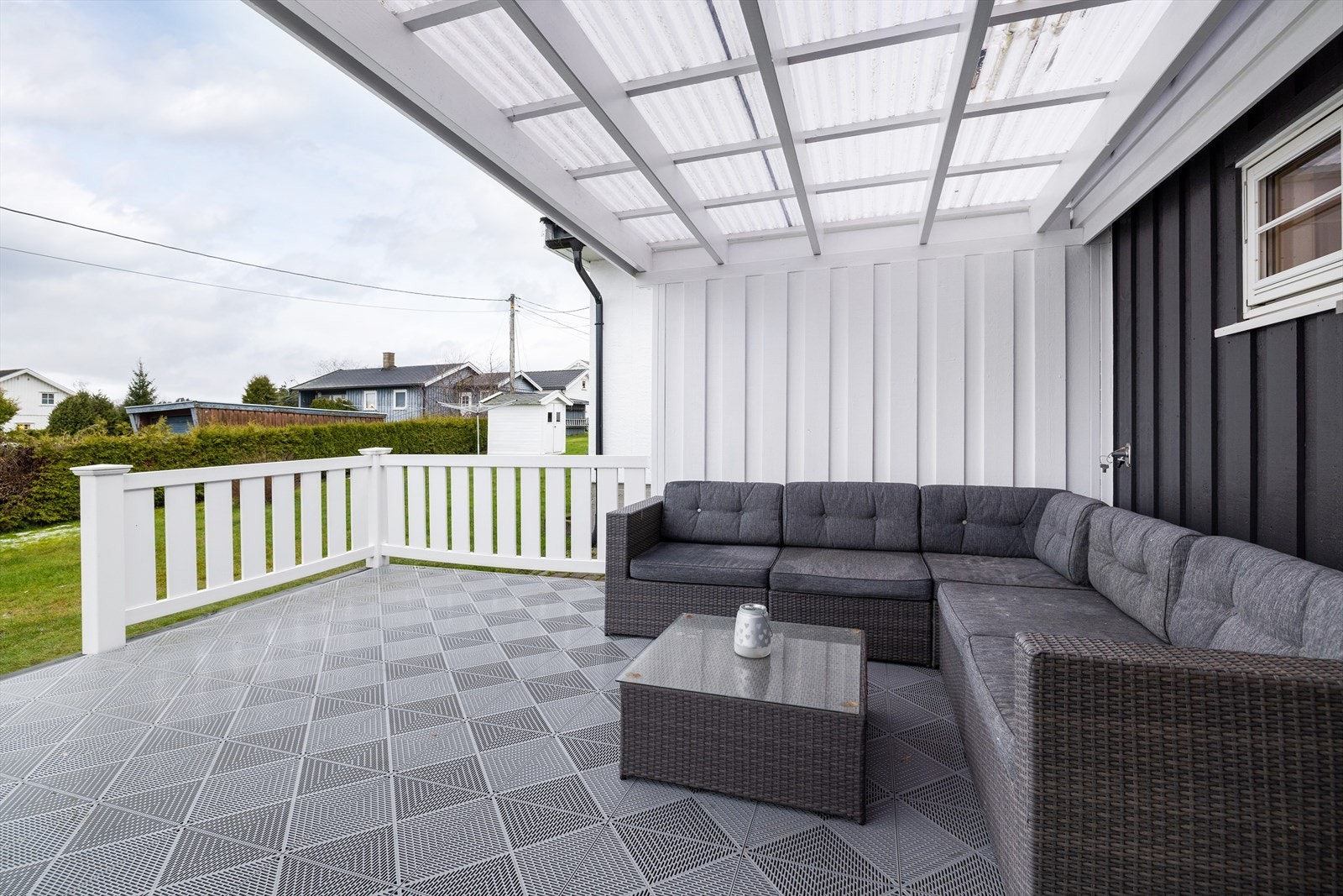 Lun og hygggelig uteplass med utgang fra kjøkkenet Galleribilde