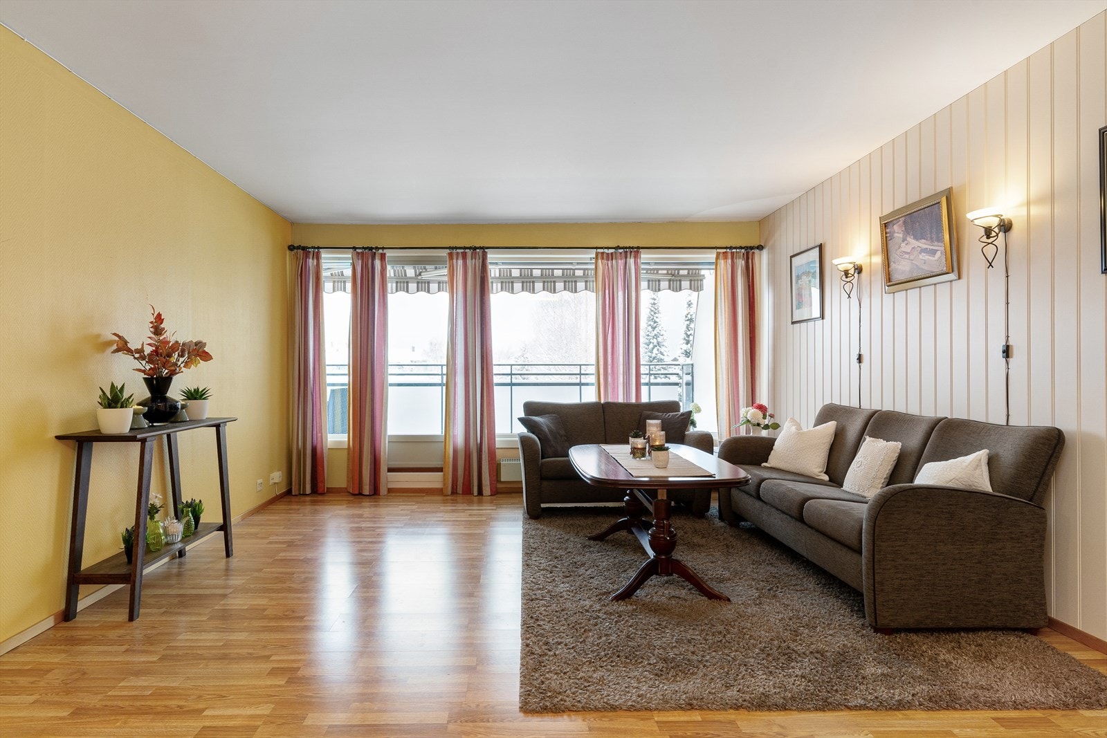 Store vindusflater som gir naturlig lys til leiligheten og en fin utsikt Galleribilde