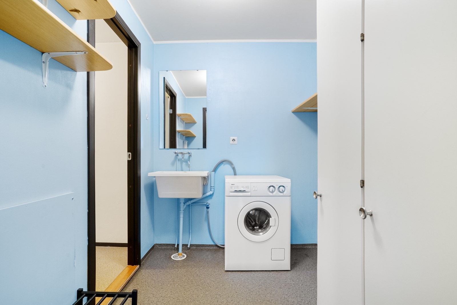 Eget vaskerom med videre adkomst til bod Galleribilde