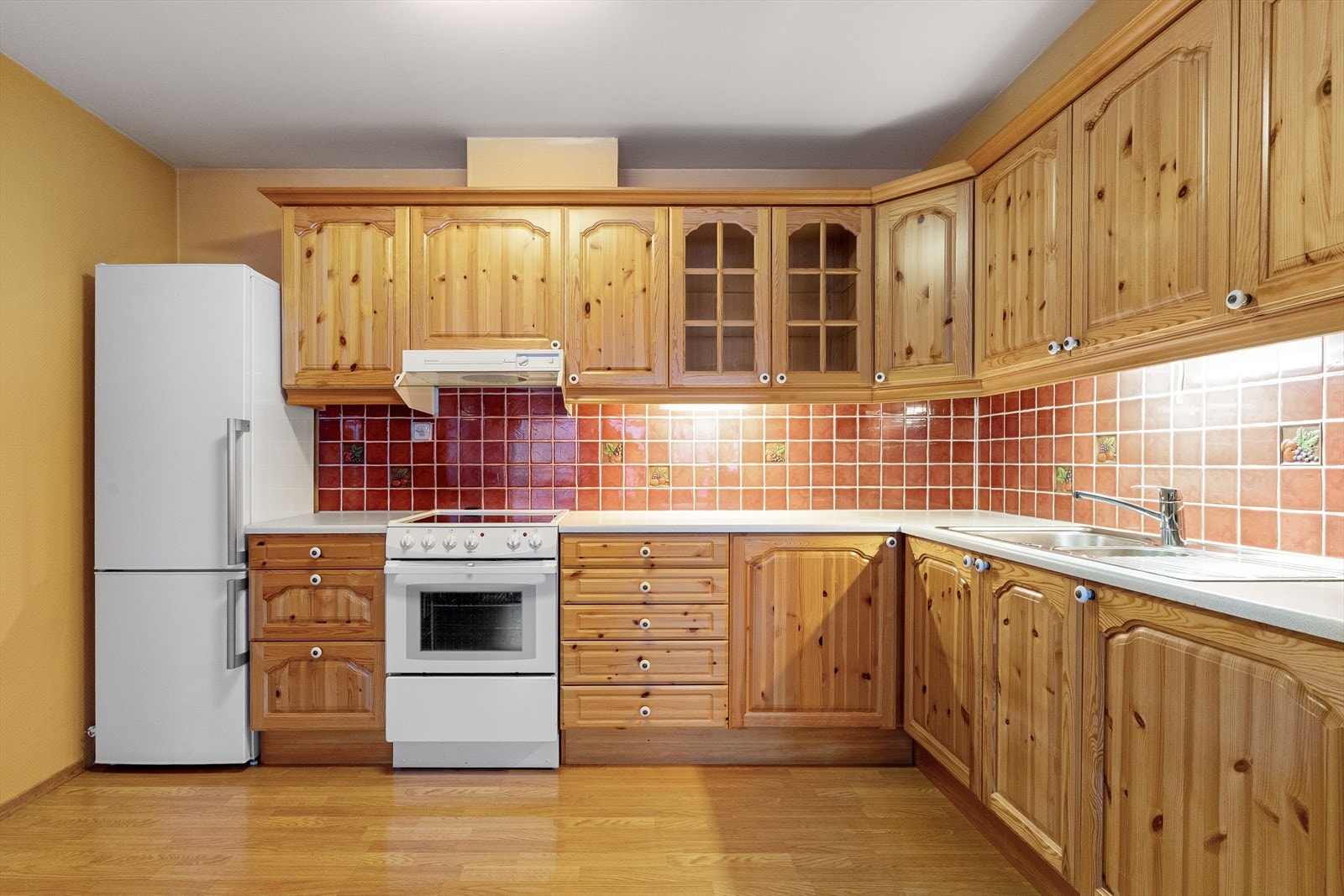 Innredningen består av profilerte furufronter og benkeplate i laminat Galleribilde