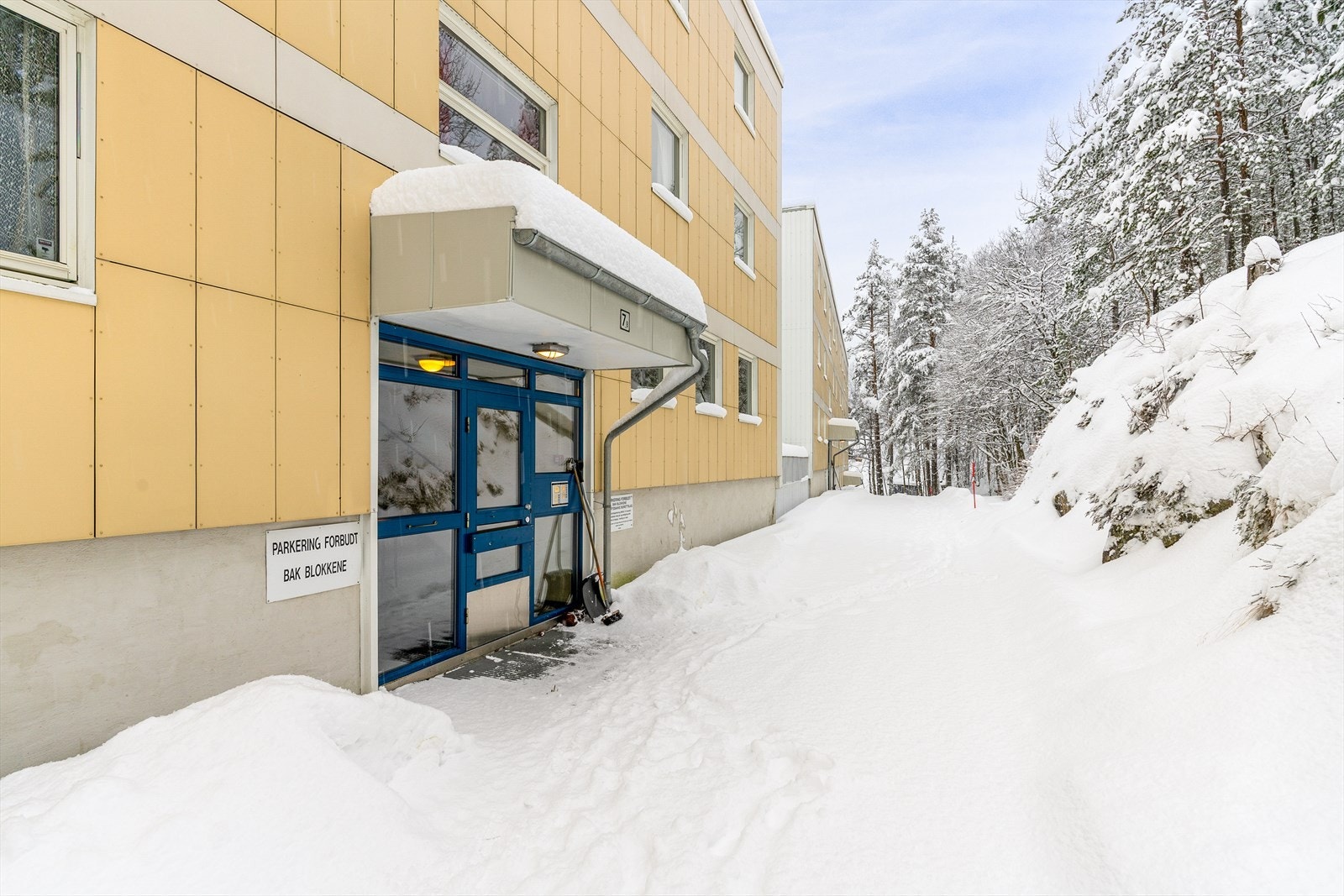 Det er og en inngang på baksiden av blokkene som sparer deg for noen trapper Galleribilde