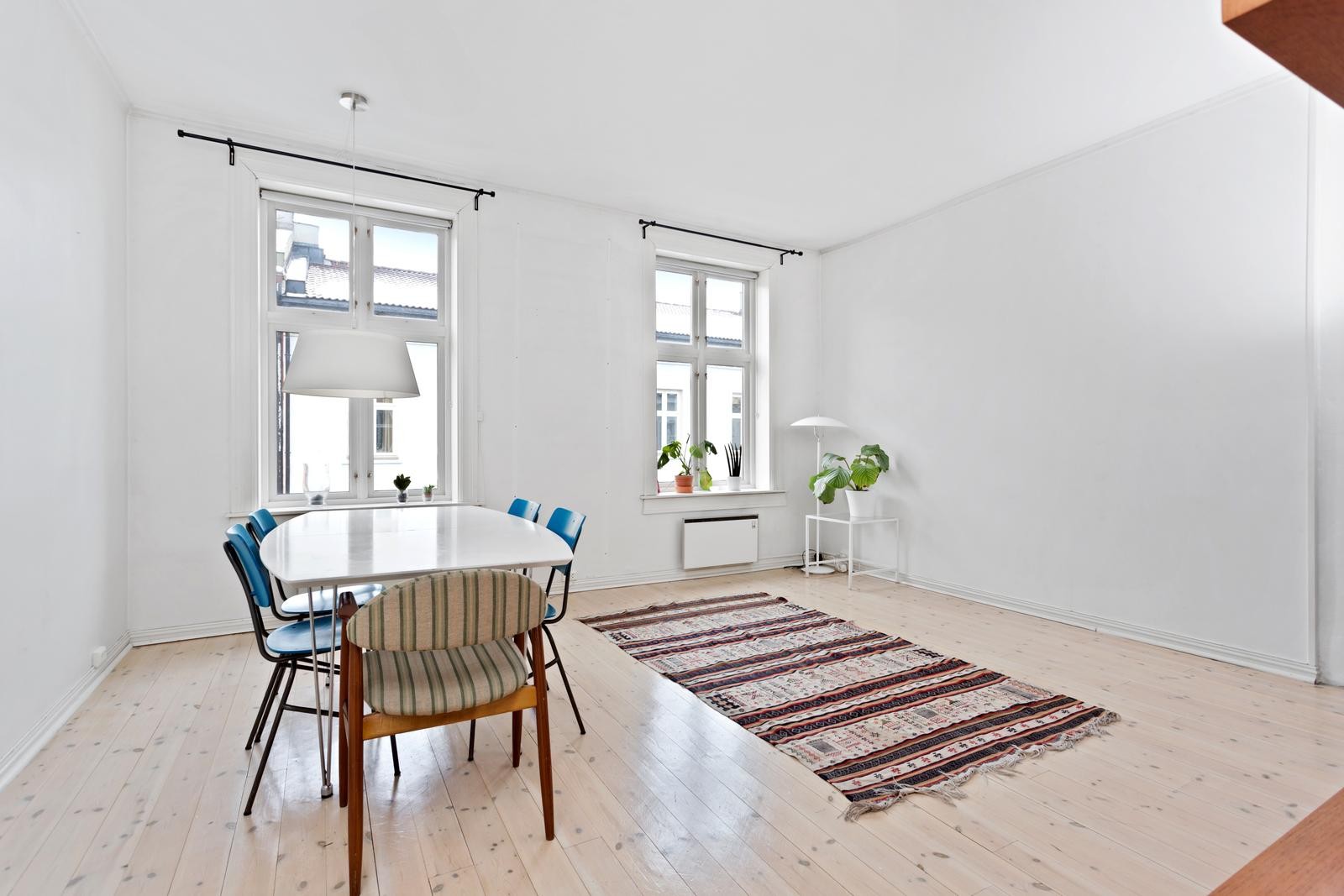 Stue med peisoven og store vinduer Galleribilde