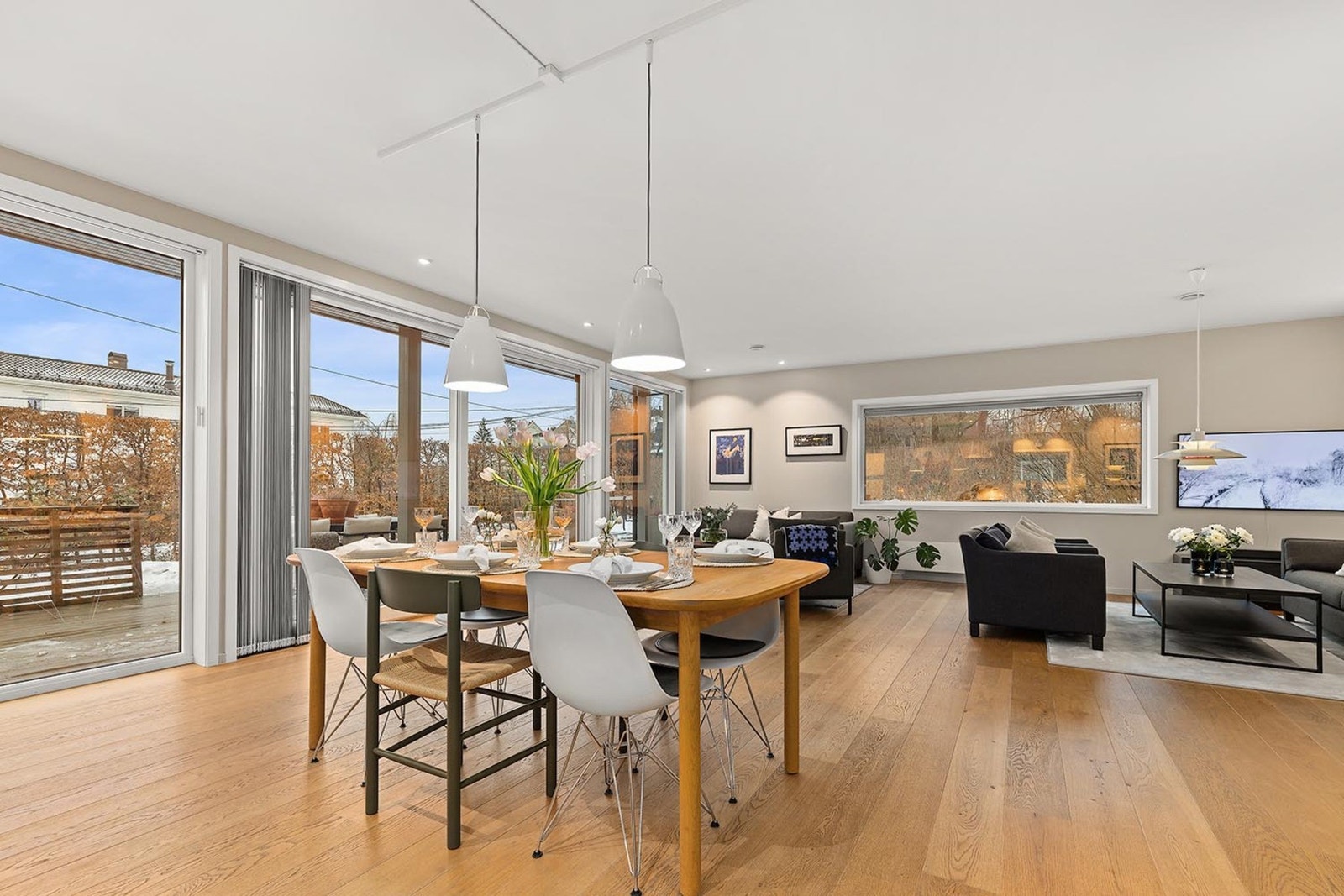 Stuen har god plass til ulike soner for møblering Galleribilde