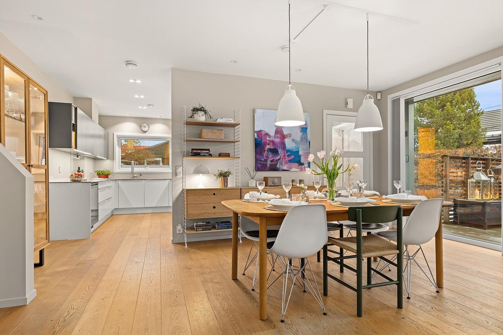 Åpen, men skjermet kjøkkenløsning Galleribilde