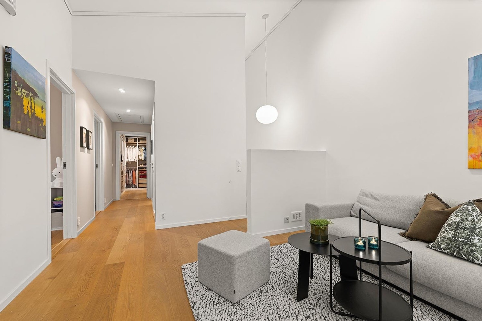 2. etasje er svært innholdsrik med 4 soverom, 2 bad, separat vaskerom og stue Galleribilde