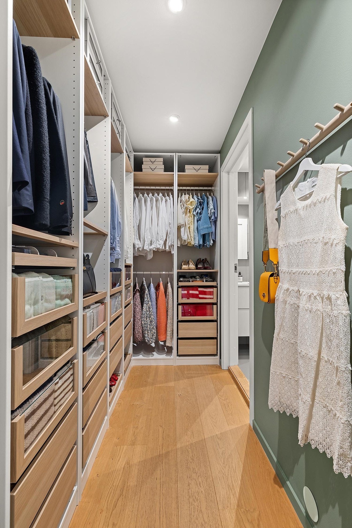 Egen garderobe tilknyttet hovedsoverom Galleribilde