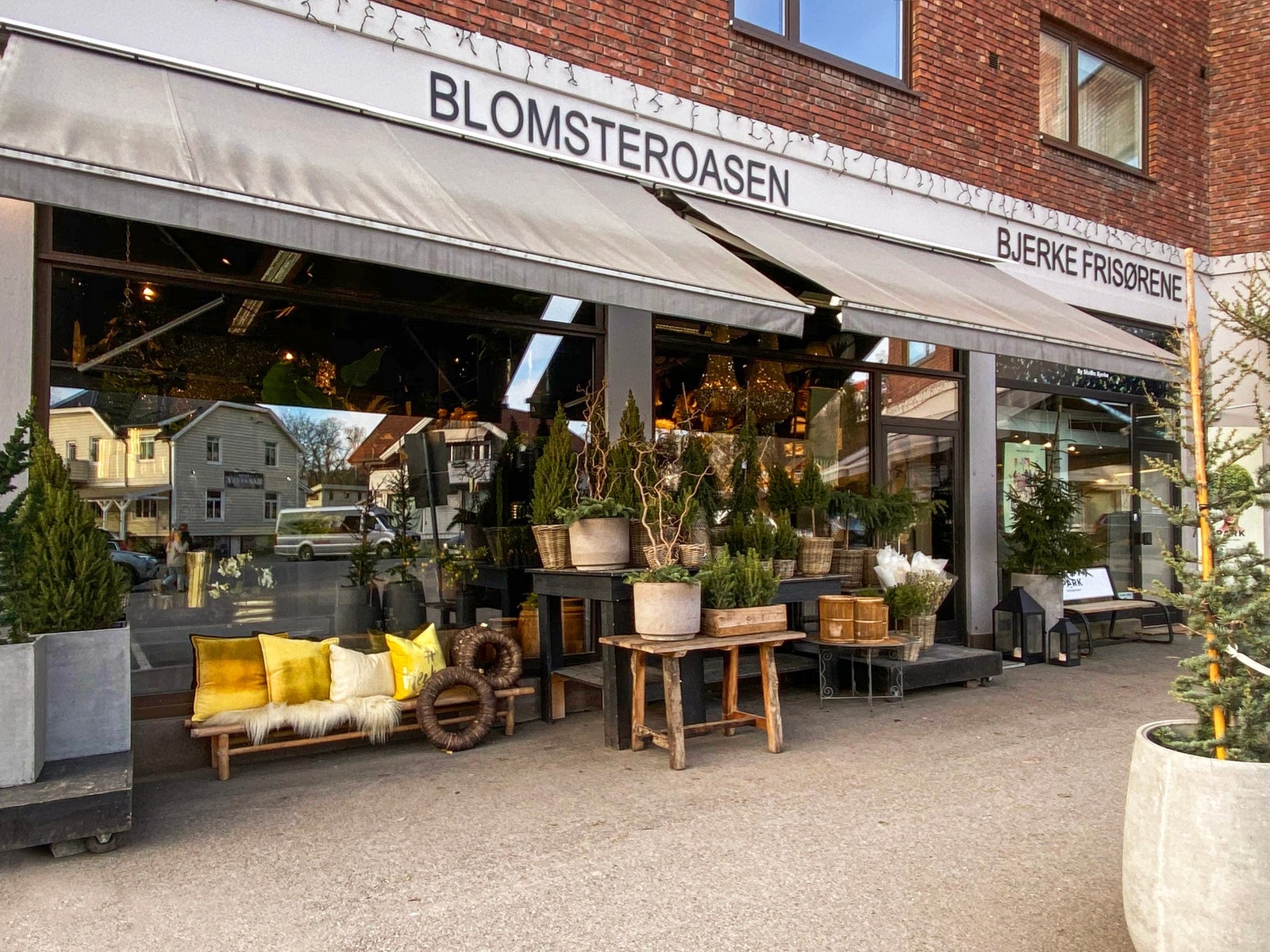Det er ikke langt til Stabekk sentrum med hyggelige nisjebutikker som Blomsteroasen og Bolina Galleribilde