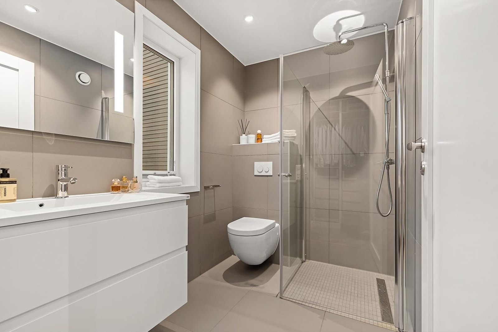 Ensuite bad tilknyttet hovedsoverommet Galleribilde