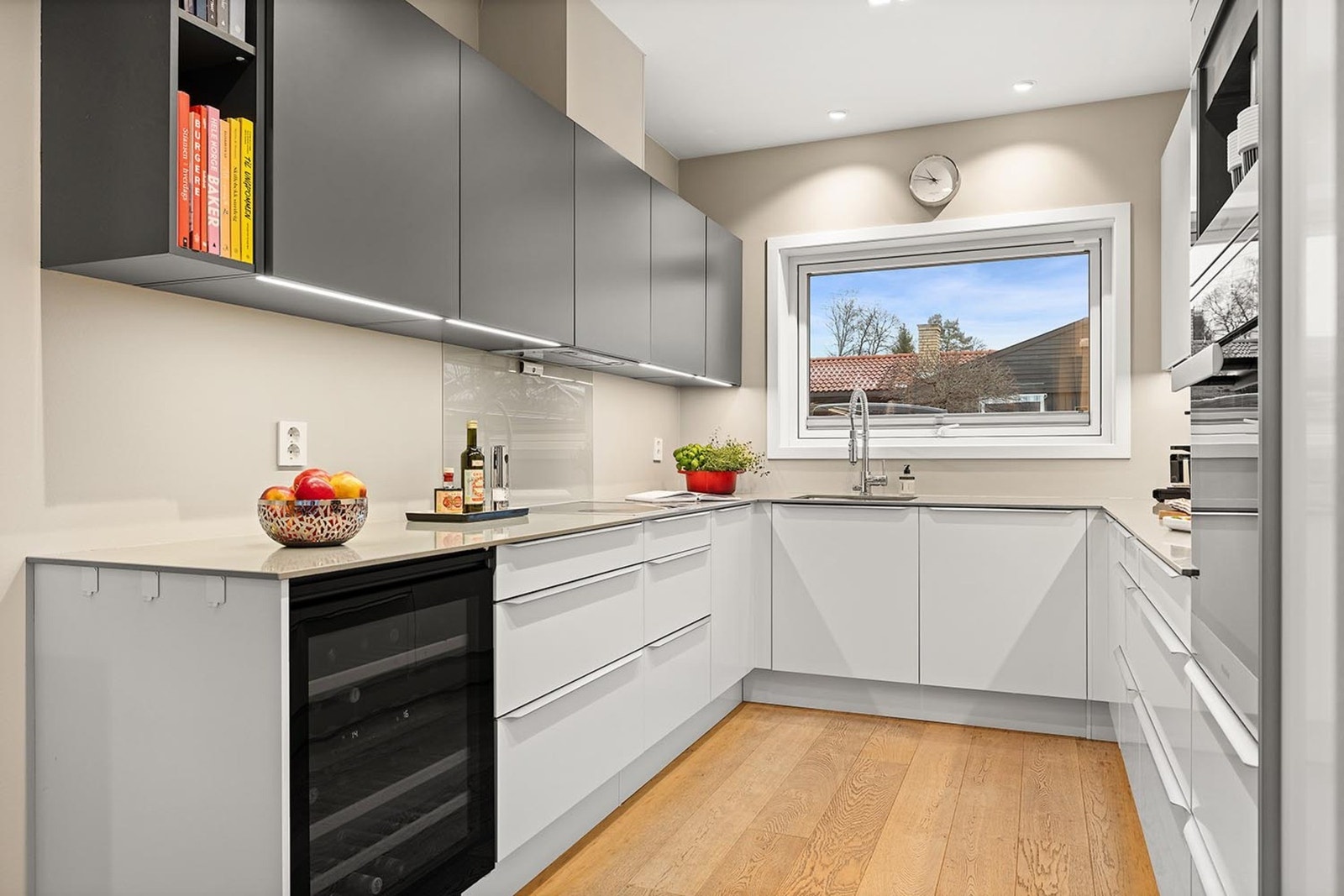 Kjøkkenet har benkeplate i kvartskompositt fra Silestone Galleribilde