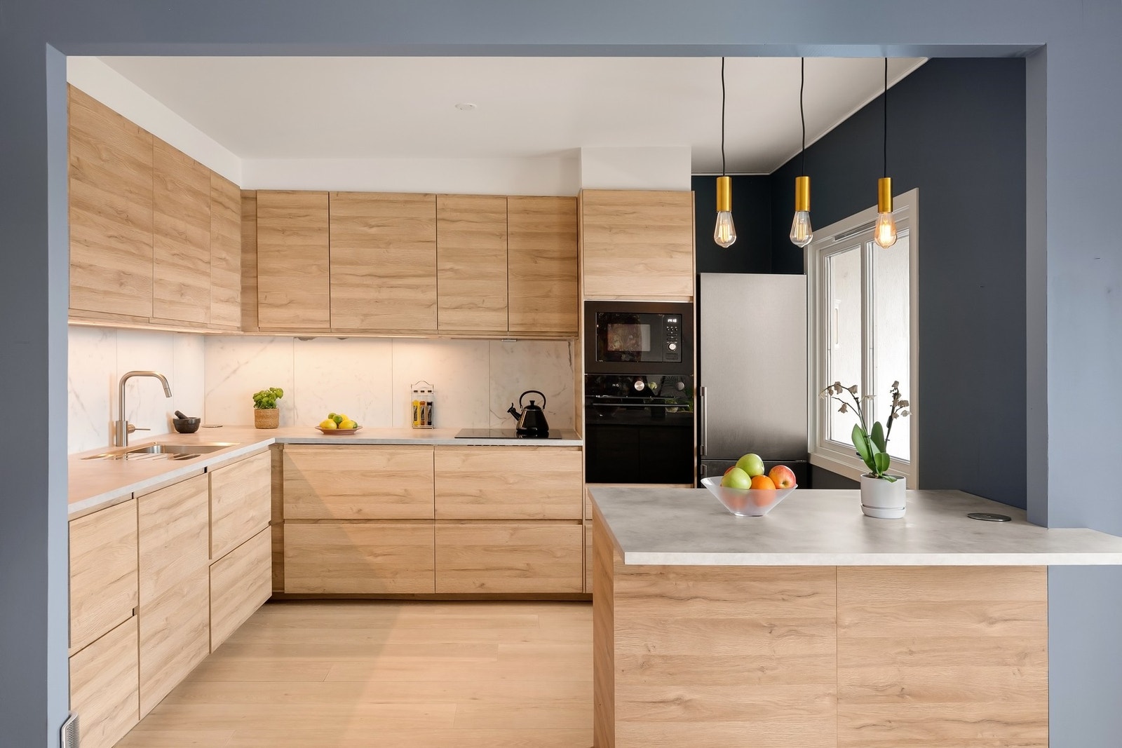 Den lyse eikfargen står i fin stil til rommets blåtone Galleribilde