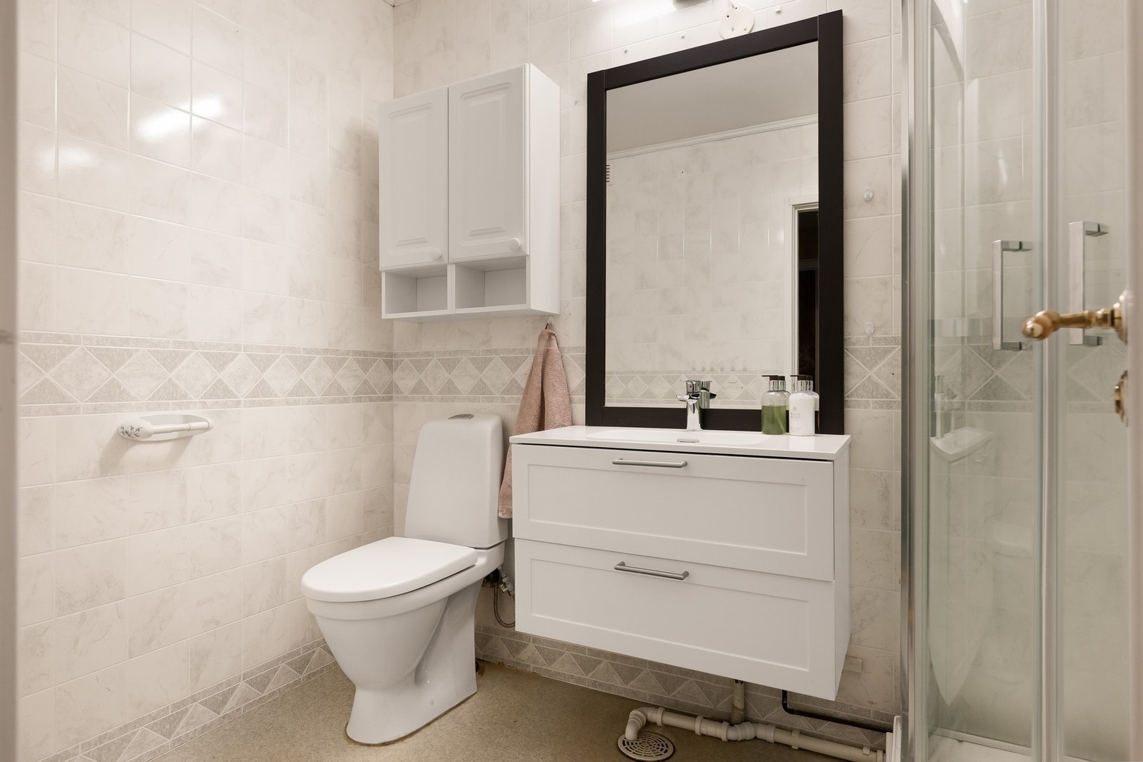 Eldre bad med dusjkabinett, servant på innredning og wc Galleribilde