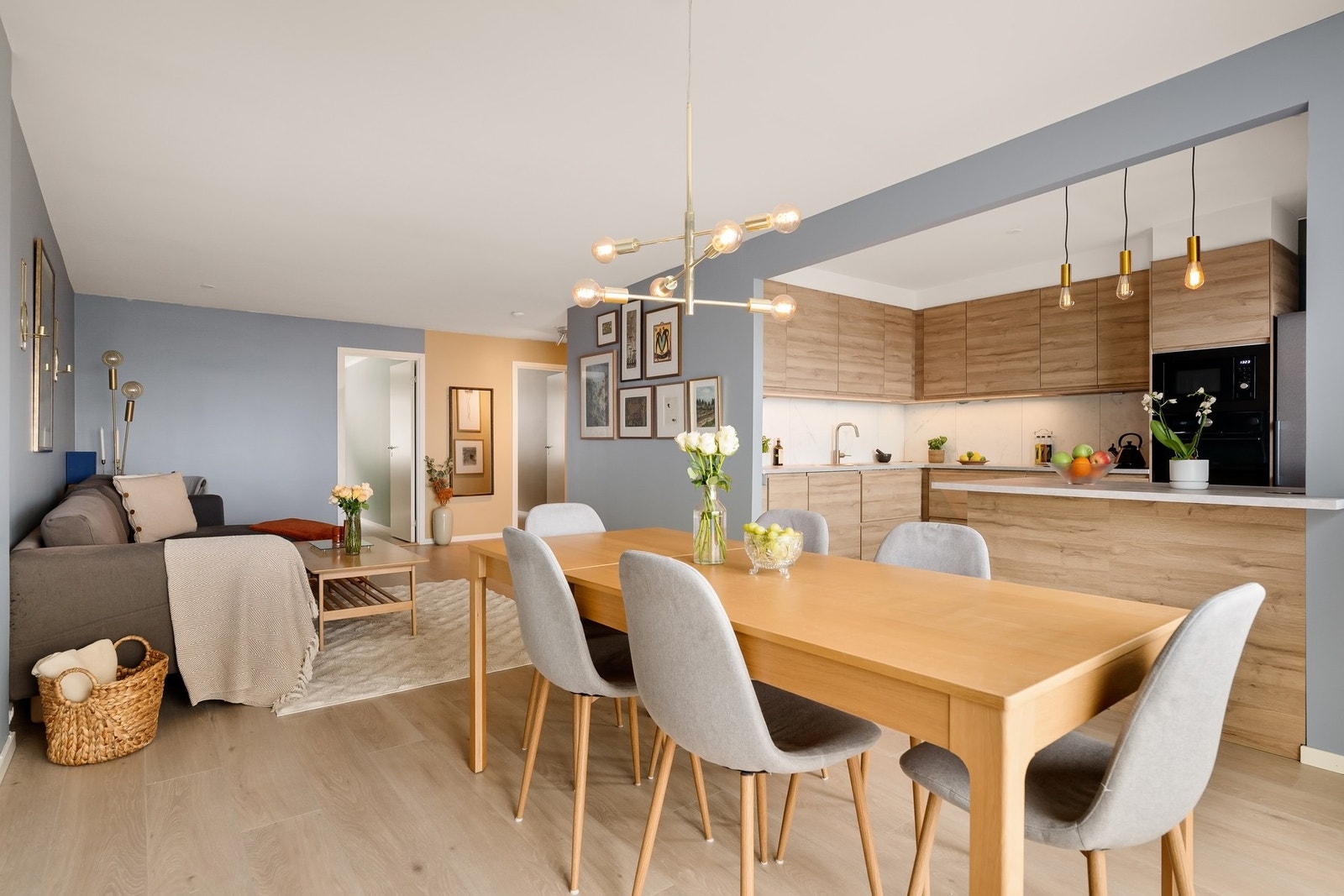 Kjøkkenet ligger i åpen løsning og har plass til barstoler ved kjøkkenøy Galleribilde