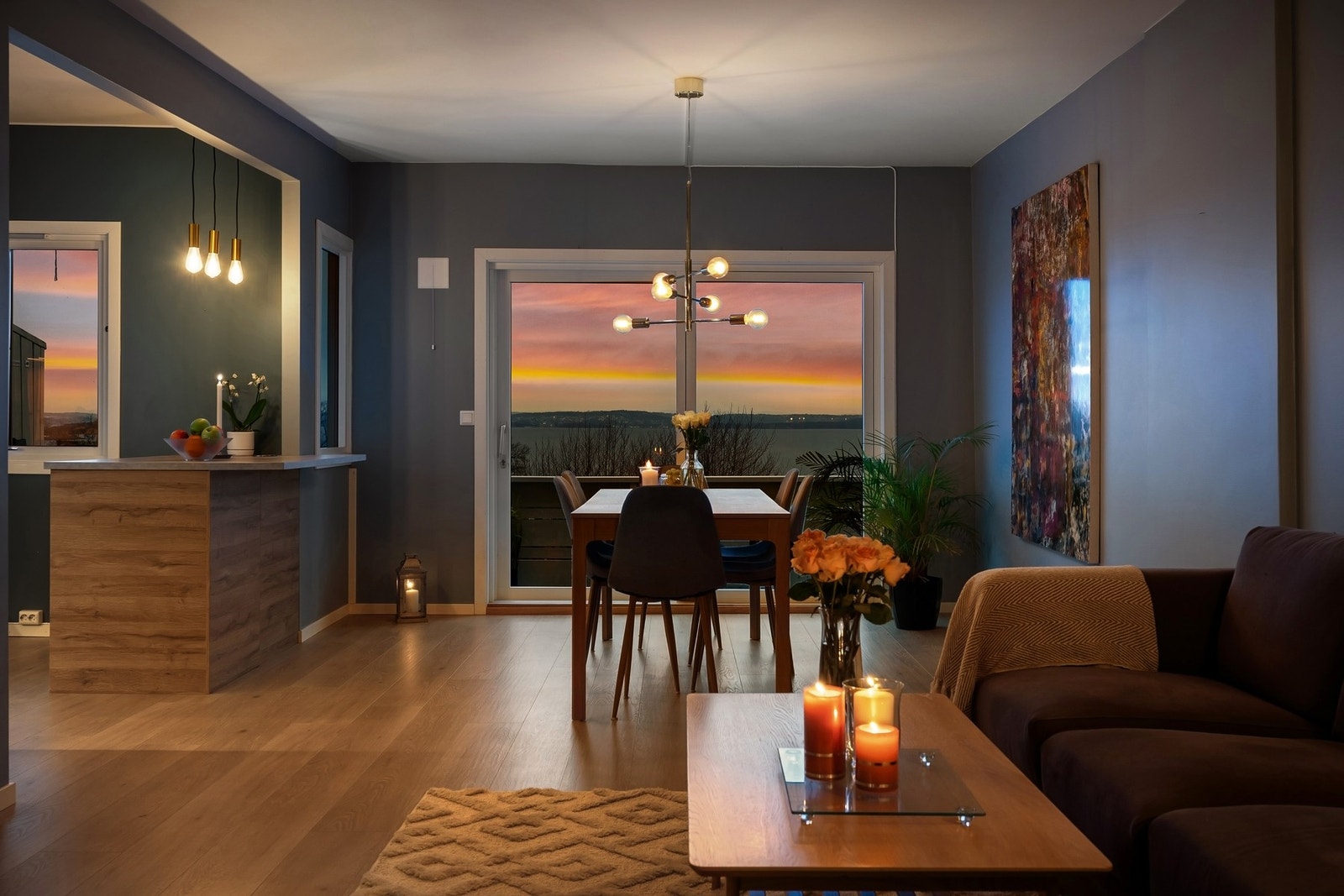 På kveldstid kan du nyte flotte solnedganger fra stuen og balkongen Galleribilde