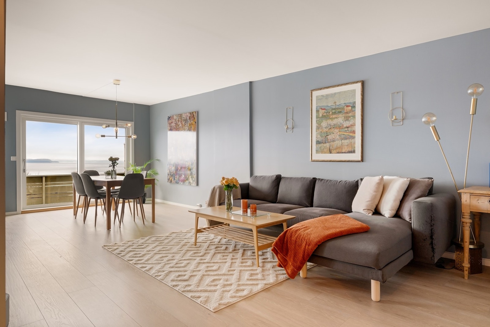 Store vindusflater slipper inn rikelig med naturlig lys Galleribilde