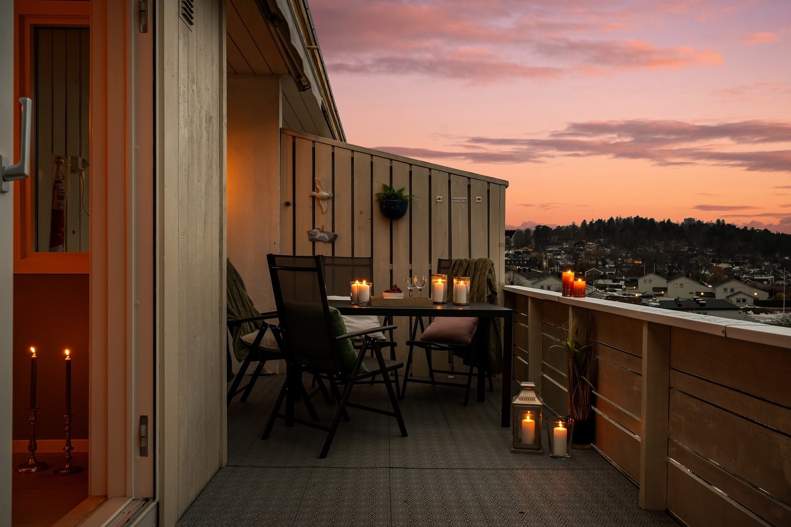 Balkongen har ettermiddags- og kveldssol Galleribilde