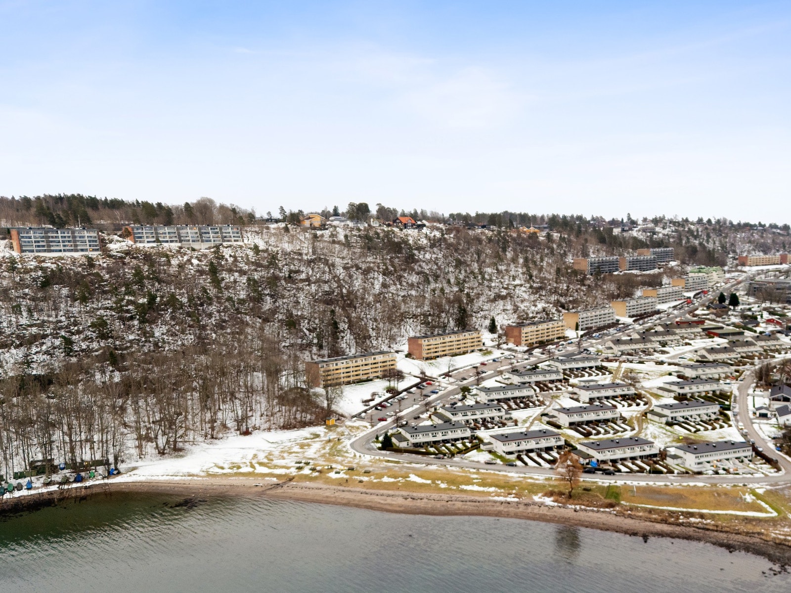 Fra boligen har du nærhet til strand, butikk, skole og mer! Galleribilde
