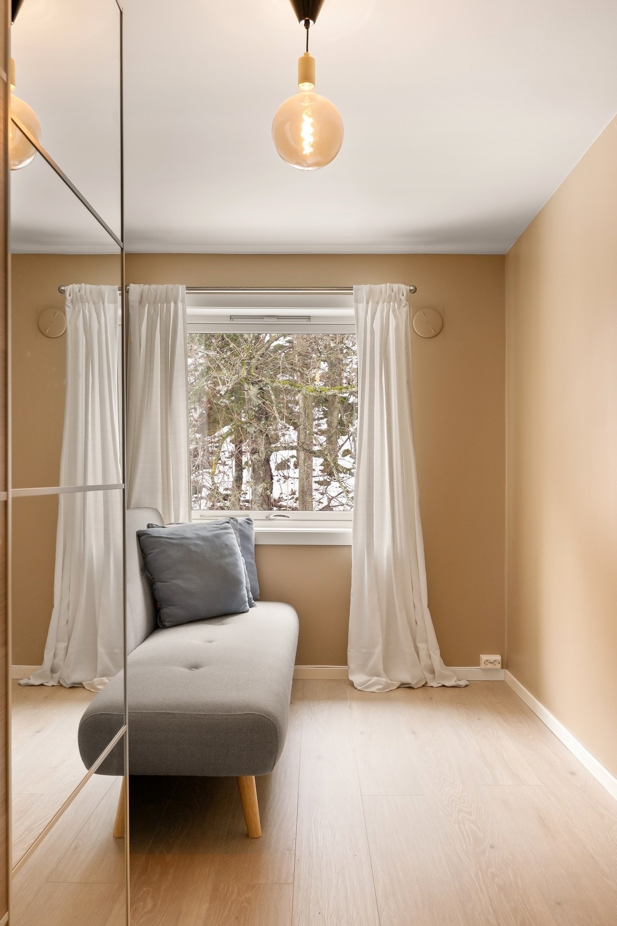 God plass til seng og skyvedørsgarderobe Galleribilde