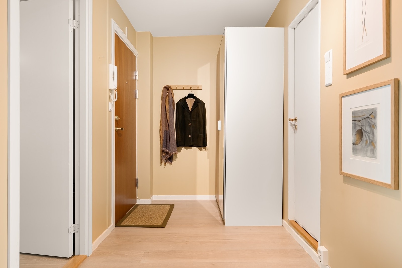 Velkommen inn! Ved inngangspartiet er det skyvedørsgarderobe Galleribilde