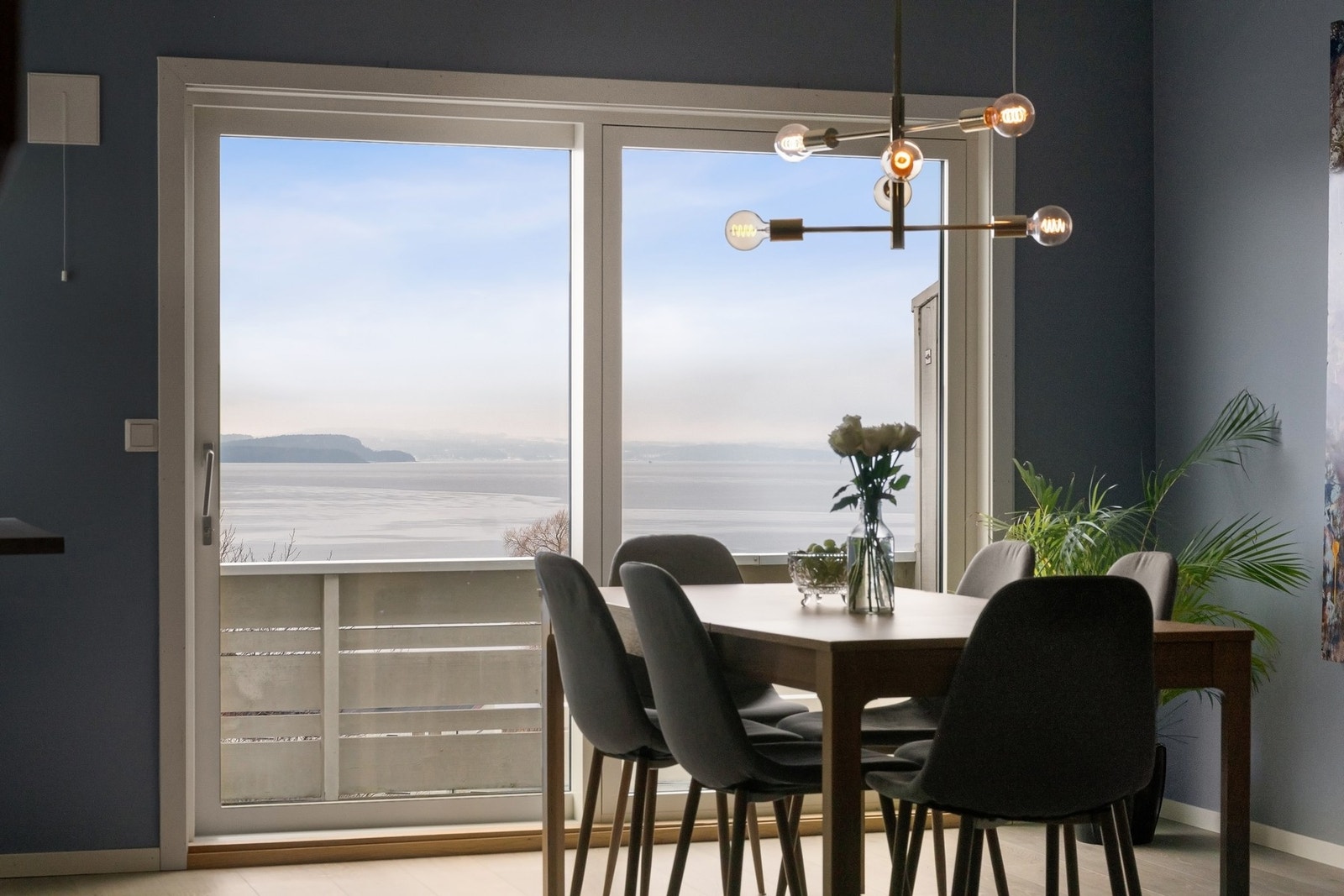 Vidstrakt utsikt over sjøen Galleribilde