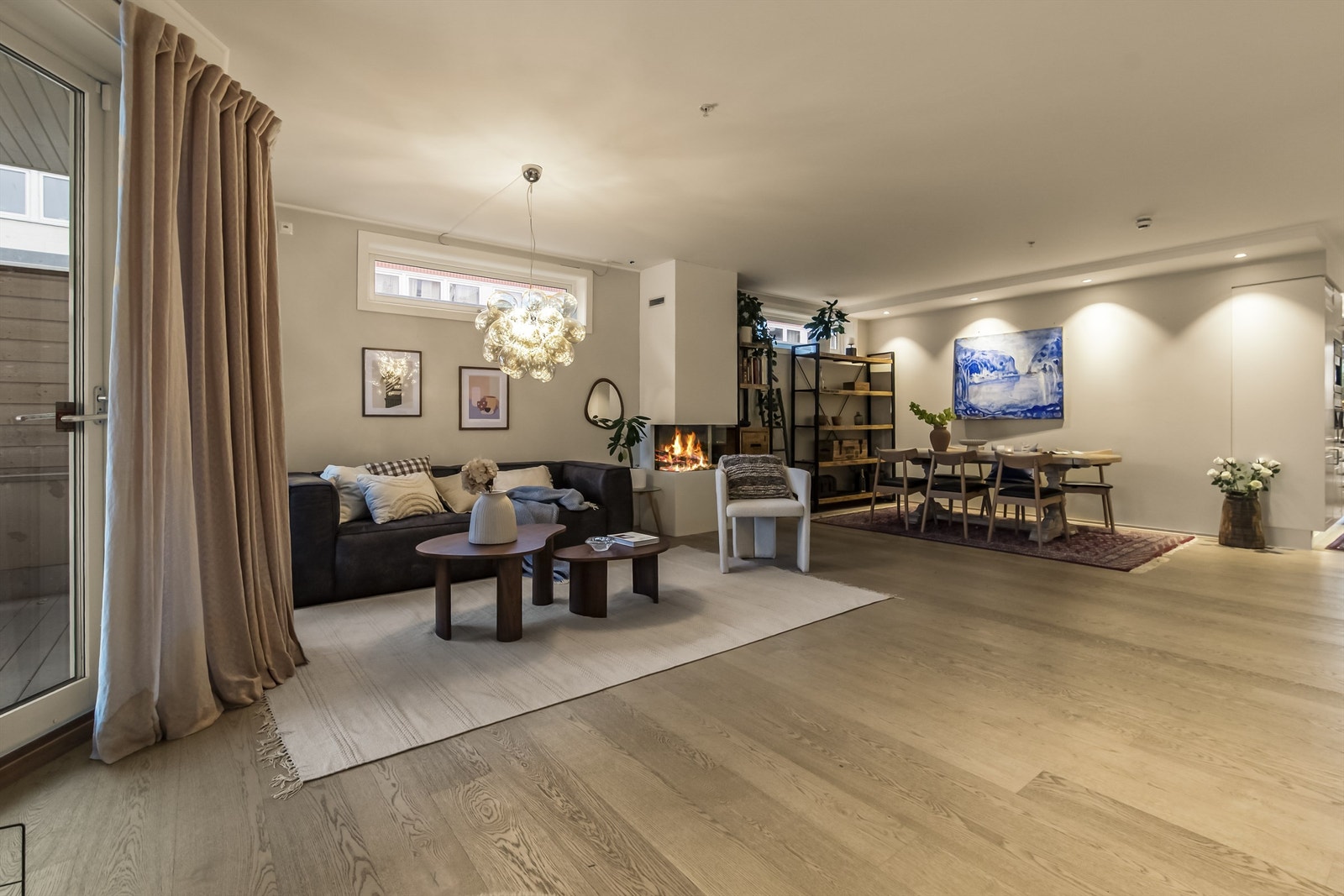 Utgang fra skyvedør til stor sydvendt terrasse Galleribilde