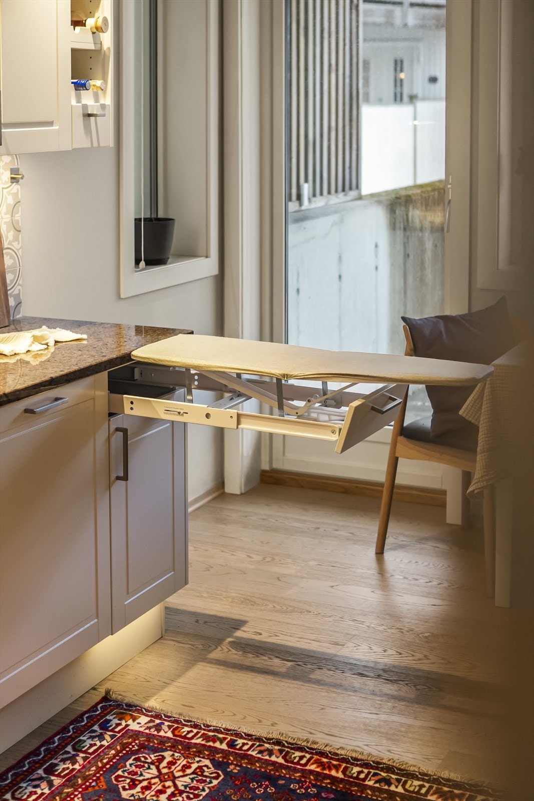 Praktisk løsning med integrert strykebrett Galleribilde