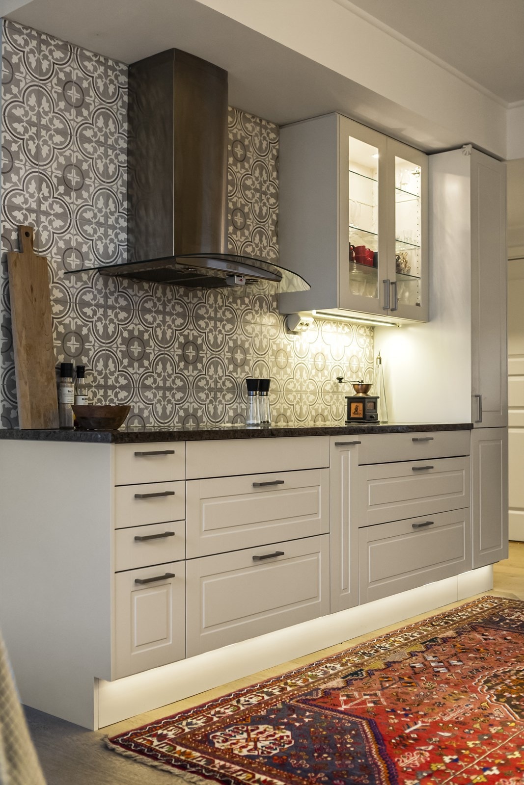 Et godt arbeidskjøkken med god benk- og skuffeplass Galleribilde