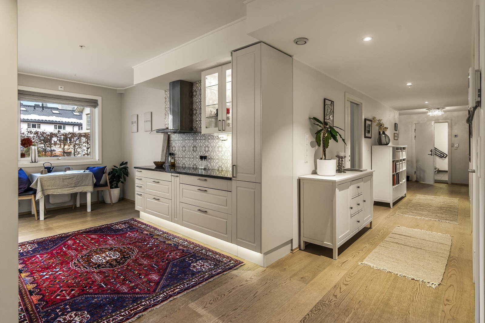 Koselig spiseplass på kjøkkenet for de daglige måltider med utgang til terrasse Galleribilde